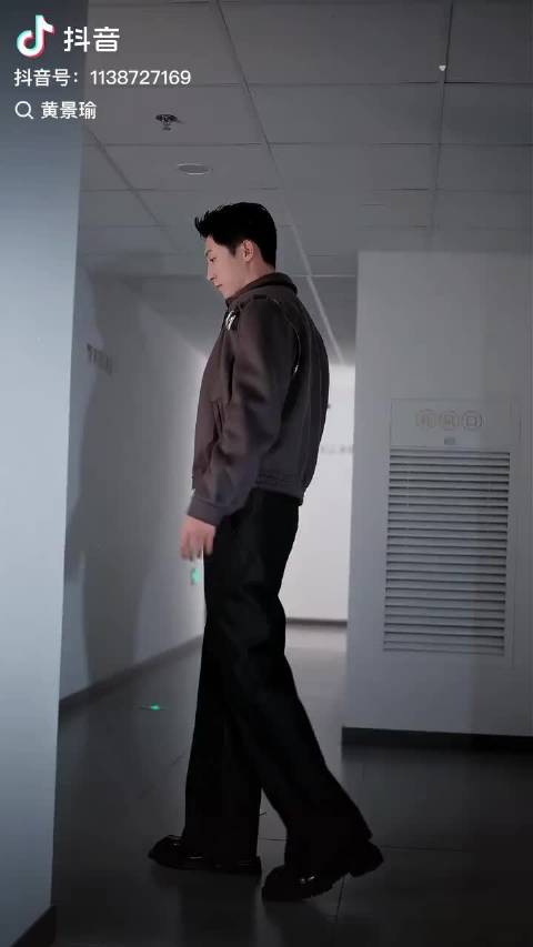 黄景瑜身高一米八七外形兼具少年清爽与成熟硬朗