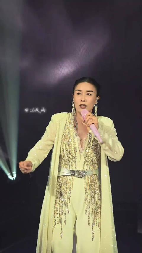 那英8月22日北京演唱会复刻经典曲目《爱上你等于爱上寂寞》