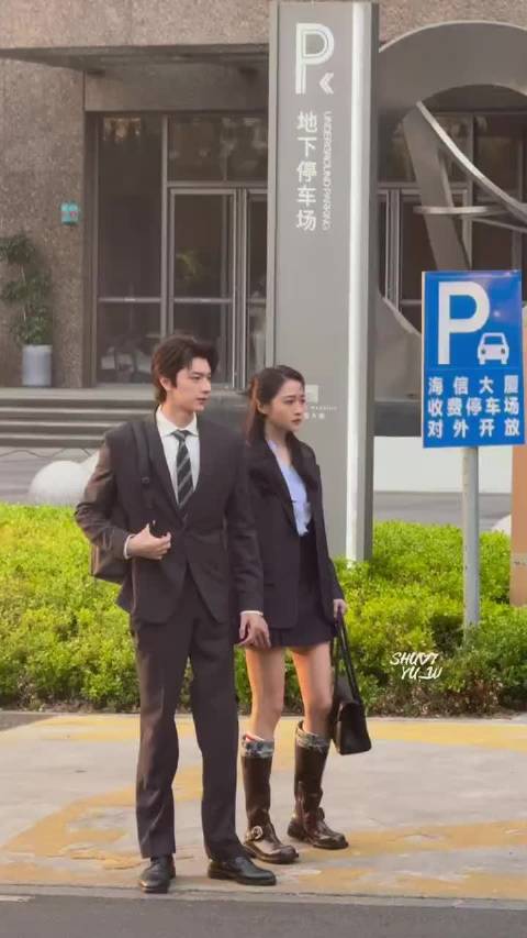 林一关晓彤正装造型神似名侦探柯南角色