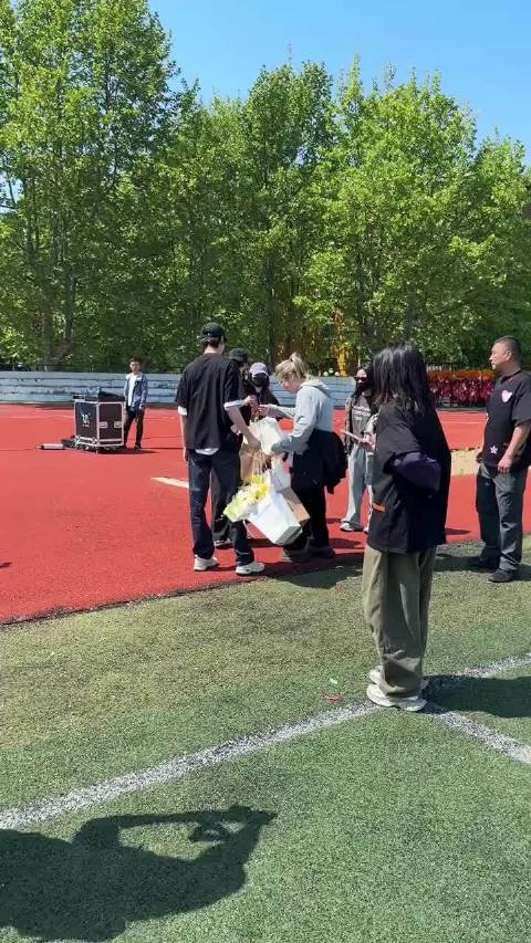 关晓彤林一新剧开机互相送花怎么也这么好笑