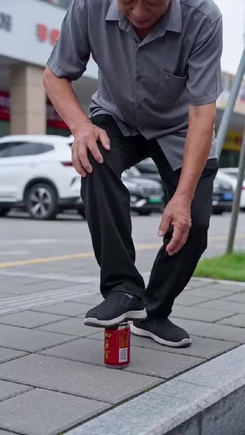 网传鸿蒙智行副驾座椅夹小孩视频被指失实