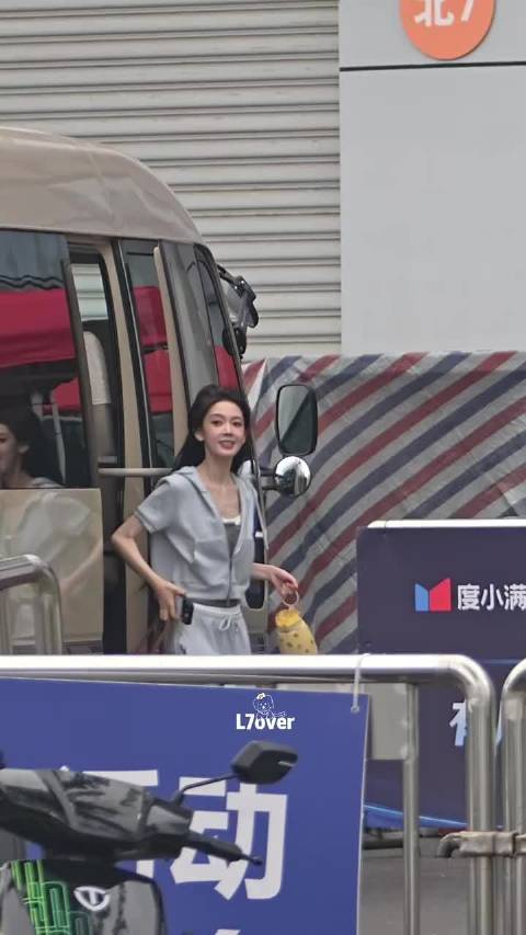 王濛携陈瑶唐艺昕李小冉现身训练现场
