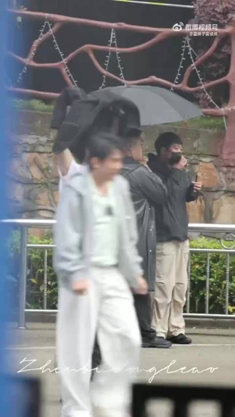 刘耀文质问宋亚轩未打伞引热议