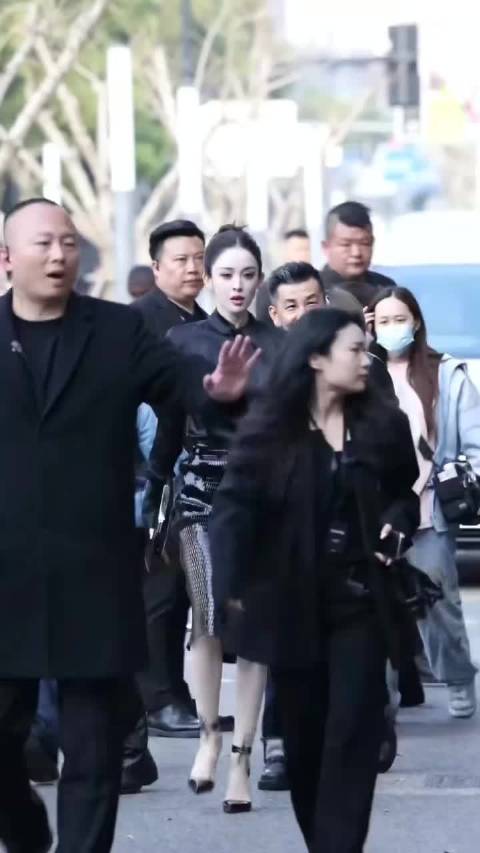 娜扎身穿黑色丝绒衬衫镂空亮片裙 ，搭配利落，高盘发造型，状态绝美