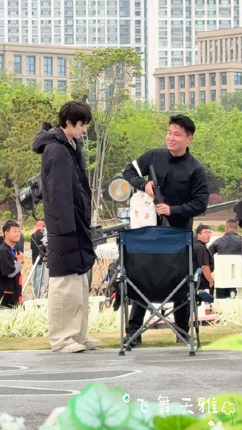 近距离看林一真的是帅到无法比喻 也是和林一对视上了，真的是一眼万年