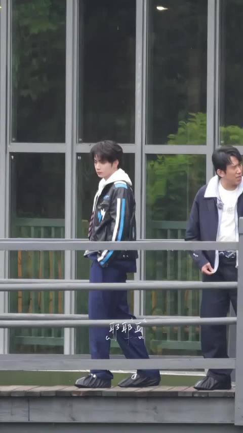 刘耀文驻足等待宋亚轩同行
