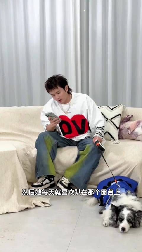 王勉求女心切遭五哈团队追问，提笔写日常显温柔