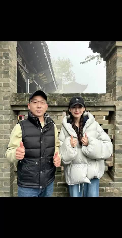 古力娜扎东港大孤山偶遇粉丝亲切合影