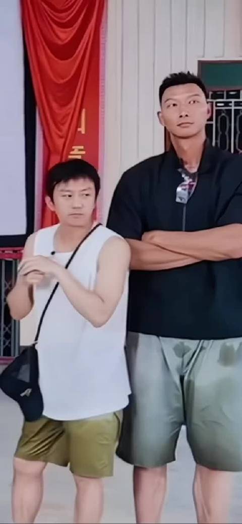 邓超靠易建联肩膀∽