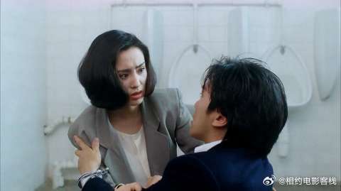 阿星被抓住审问，这时救星赶来，不料却被阿星堵上了嘴