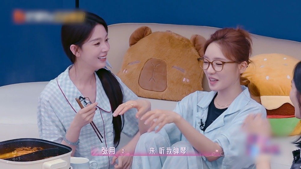 张月陈瑶回忆20年合作趣事，弹琴聊天显默契