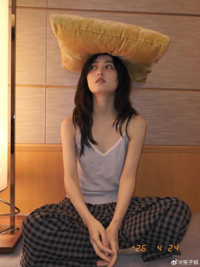 苦脸小花被平台封杀了？张子枫手臂伤疤？吴昕踩谢娜？乔欣要退圈了？姨太问答