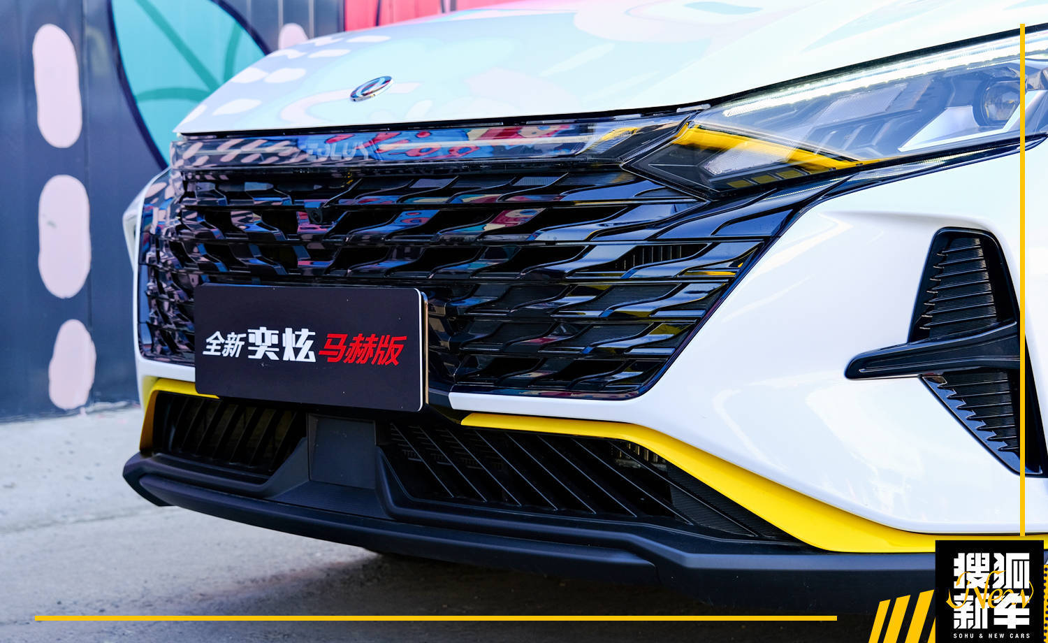 运动氛围营造的很到位 赛道试驾东风风神奕炫马赫版