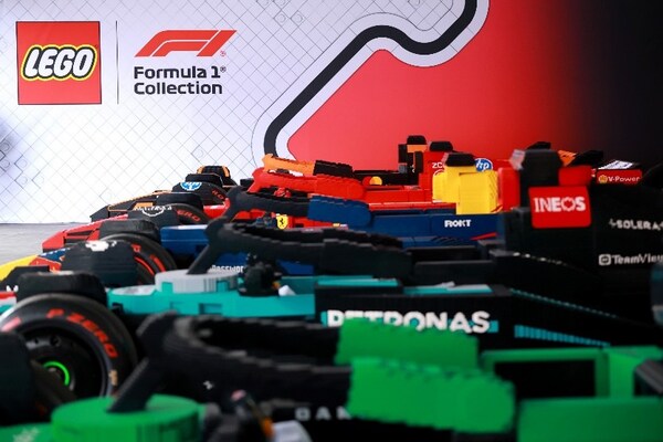 乐高集团联合一级方程式赛车为10支F1车队打造可驾驶的大型乐高赛车-美通社PR-Newswire