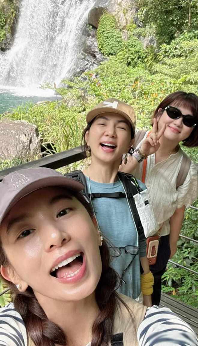 SHE三人爬山！Ella戴老花镜，田馥甄齿痕抢镜，任家萱手惹人心疼