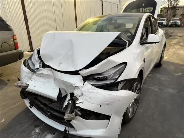 美国车友称特斯拉FSD撞车:弯道不减速 高速追尾皮卡