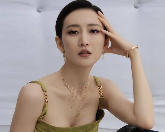 女星王鸥自曝单身，打破之前的绯闻，称单身很自在，不用牵挂谁