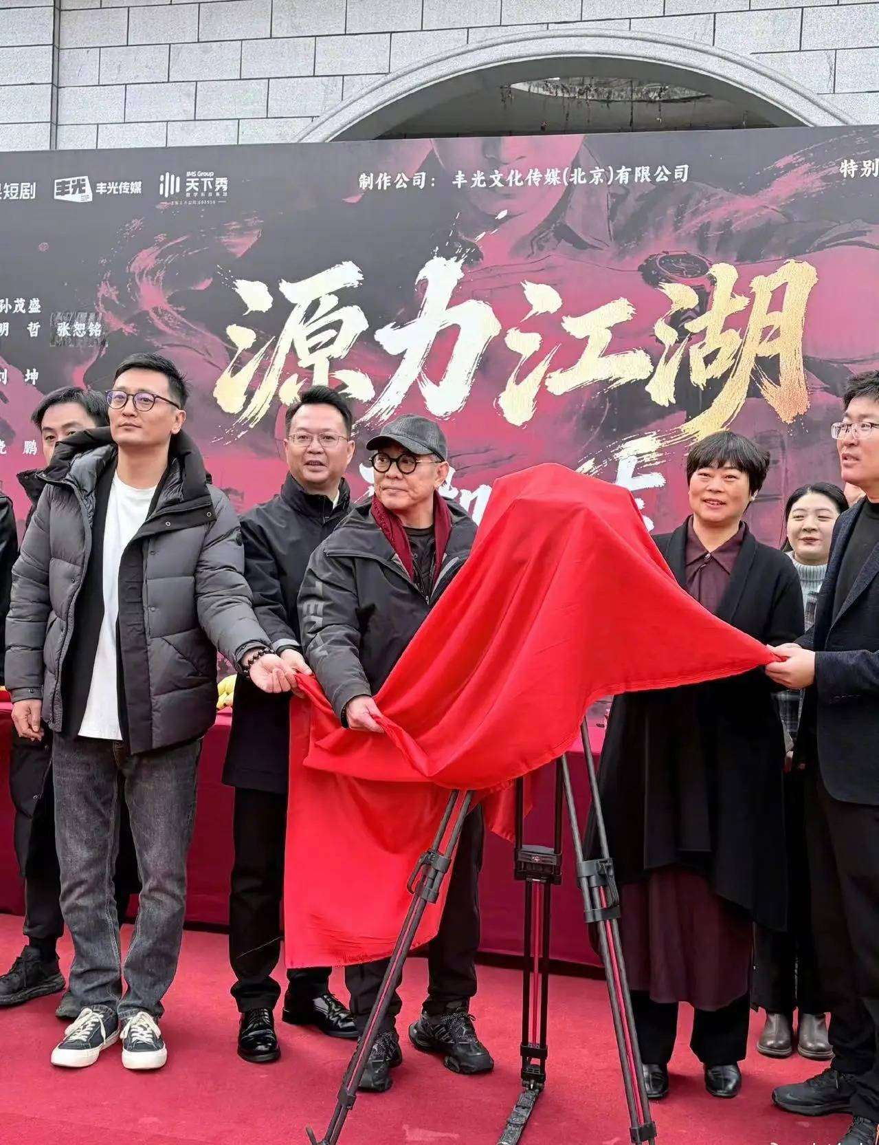 李连杰工作有俩女儿轮流陪，小棉袄贴心让他好幸福