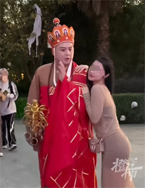 神还原!成都欢乐谷“全网最像唐僧”、嘉峪关“关长”走红,杭州有让你印象深刻的NPC吗?