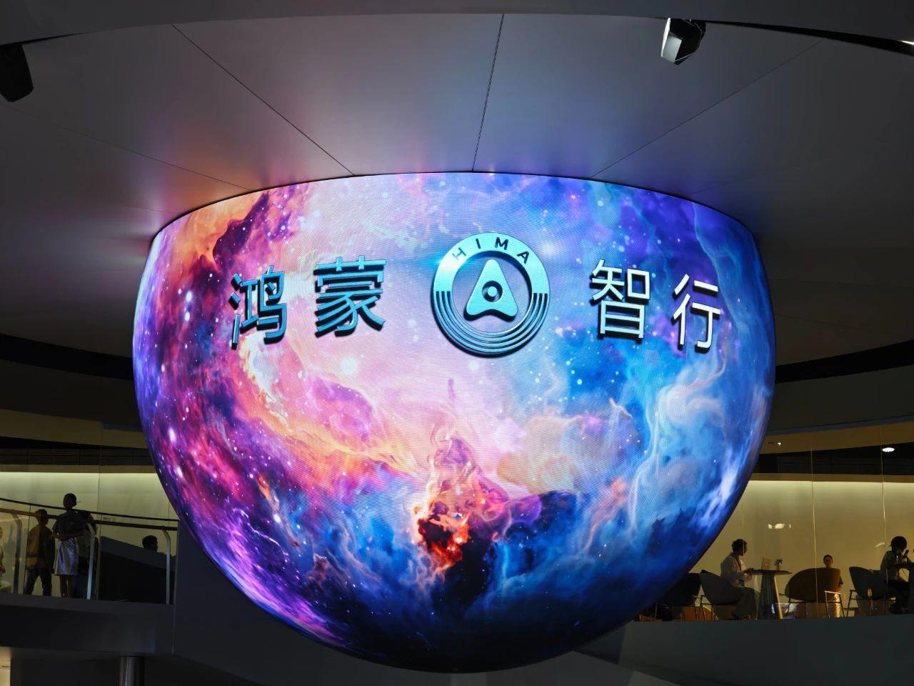 马斯克转发的辅助驾驶大比拼，华为不予置评