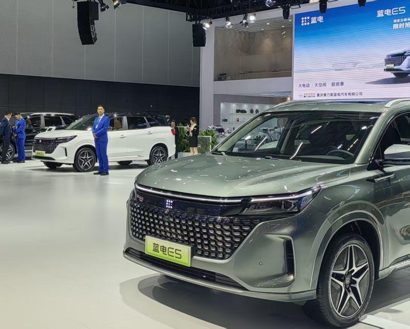 赛力斯剥离“蓝电”,一次关于资源分配与战略生存的抉择