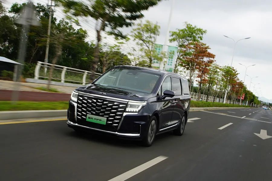 比别克GL8更具性价比,试驾江淮瑞风RF8 PHEV_新闻