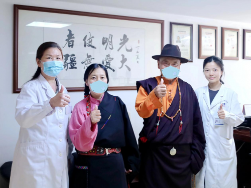 跨越近三千公里的“追光”：八旬藏族老人南下深圳，在华厦眼科重获清晰视力