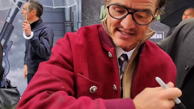 佩德罗帕斯卡红毯用袖为粉丝擦干雨水海报