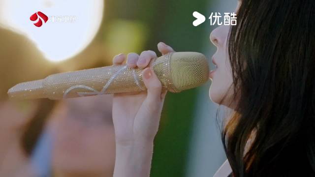 演绎的《兜圈》将缘分兜兜转转的宿命感，娓娓道进人心深处，完整版见