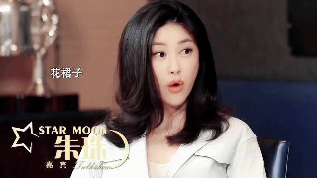 她迈步时身姿轻摆，如风拂柳，每一步都漾出万种风情——这不正是的绝代风华？