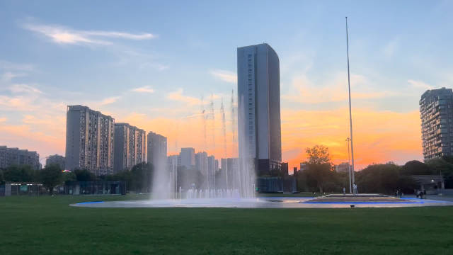 下班遇喷泉苏醒水珠舞动成温柔句点