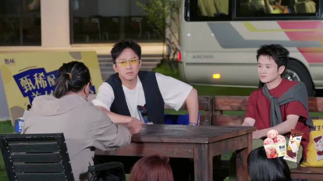 蔡文静穿挂脖露背装，挨着王勉坐，邓超：别那么亲密