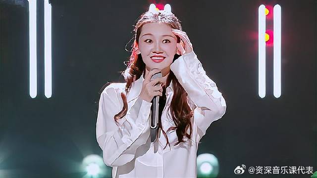 苗苗也是没谁了！努力唱完一首歌结果发现站反了，笑疯柳岩丨乘风