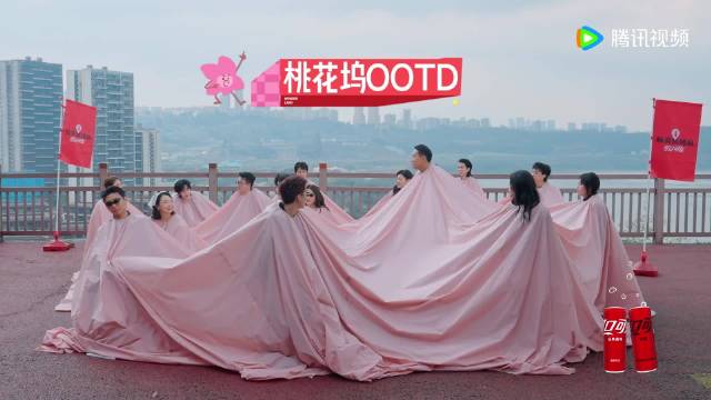 贺峻霖遭遇桃花坞抽象行为艺术,众人同袍前行迅速拉近距离