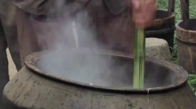 战友团聚煮猪肉炖粉条重温军旅情