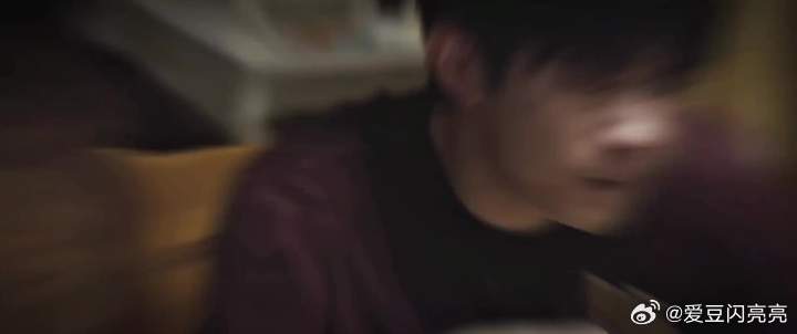 父亲的一巴掌打的不只是他，更是无能为力的自己
