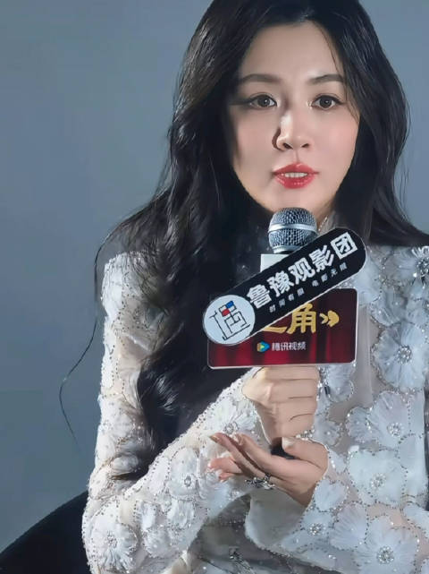 王晓晨造型引热议，与俞灏明关系受关注