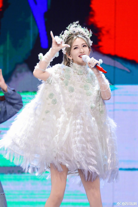 杜海涛缺席风波后惊喜现身！谢娜生日演唱会上演快乐家族回忆杀