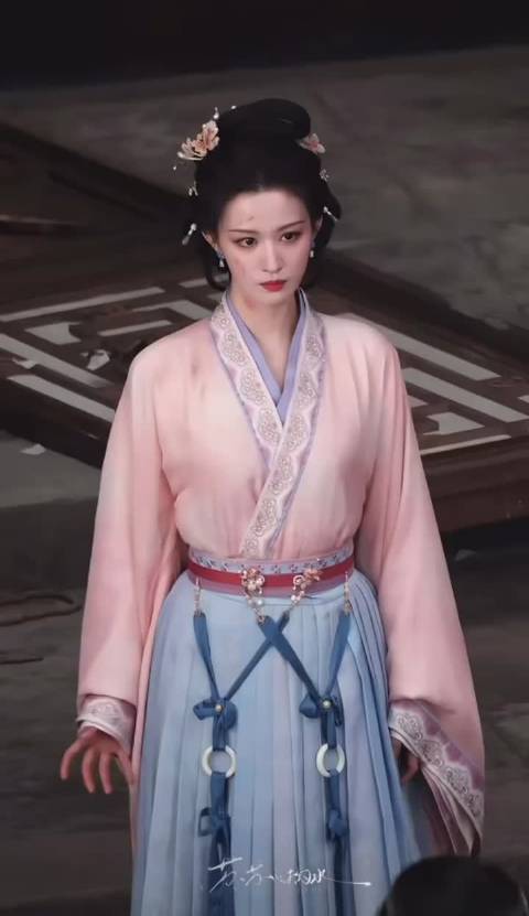 谁被王楚然裟椤造型美到心坎里了！素雅长裙配藤蔓发饰，清冷又灵动，好美吧