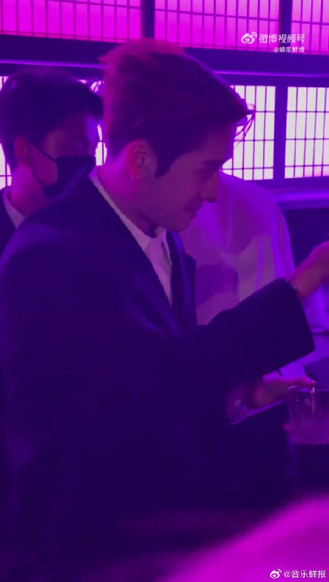 王嘉尔品牌活动敬酒显绅士风度