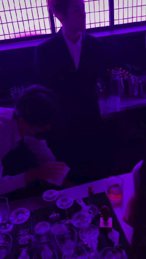 王嘉尔回应成长提问，幽默化解网速调侃