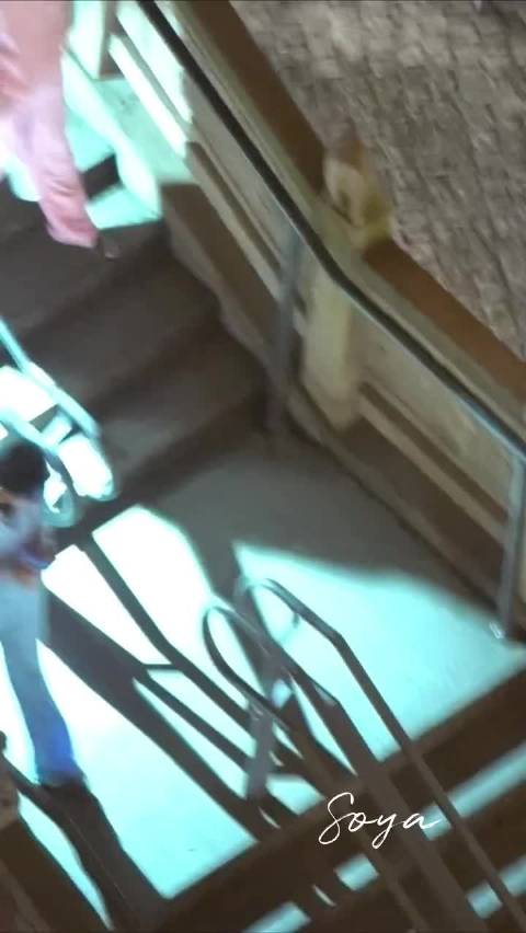 宋亚轩刘耀文出场离场都是一起 刘耀文又动手摸宋亚轩 一起走 .