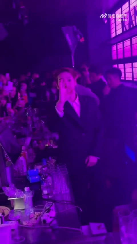 真正的爱从不是嘴上说说，而是王嘉尔的事事有回应