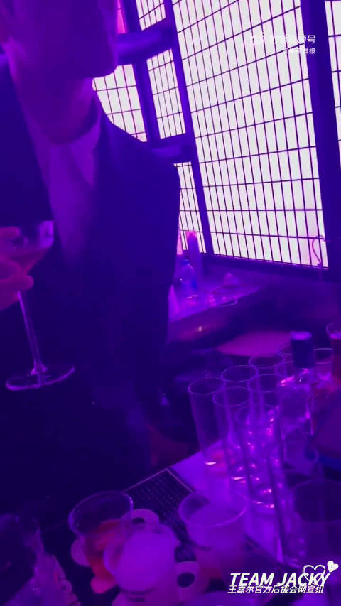 王嘉尔品牌活动敬酒举止优雅绅士
