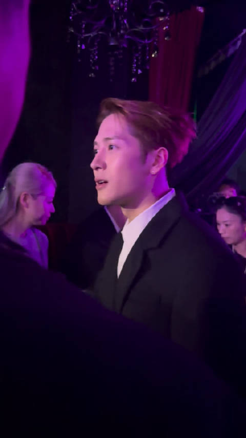 王嘉尔上海韩束活动现场敬酒，西装造型引热议
