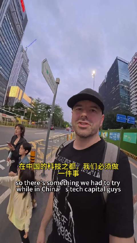 老外第一次坐无人驾驶出租车又兴奋又紧张