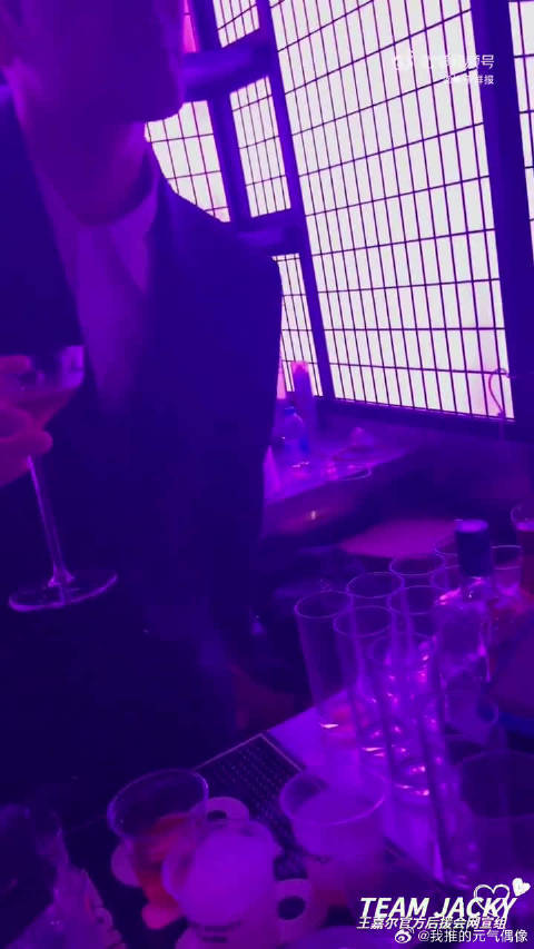 王嘉尔活动现场举杯敬酒气场十足