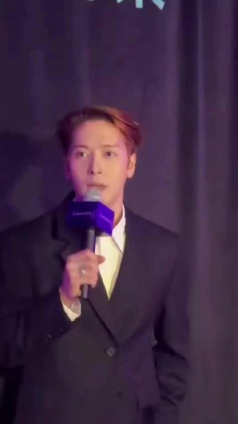 王嘉尔践行少说多做理念，以行动传递音乐热忱