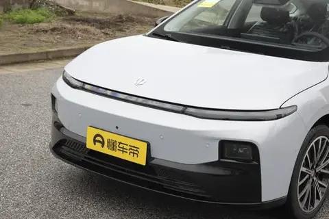 零跑B01:连续两月销量破万，实力诠释\"黑马\"真面目