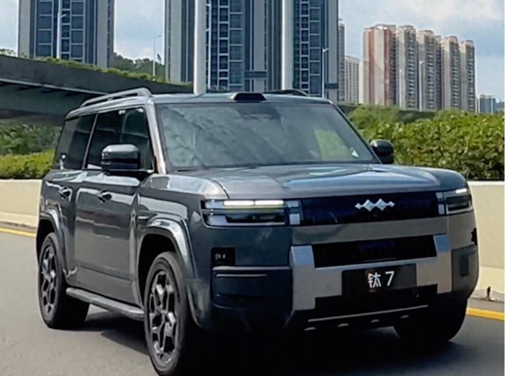 方程豹钛7霜雾灰登场!加价3000元,起售价17.98万,纯电续航200km